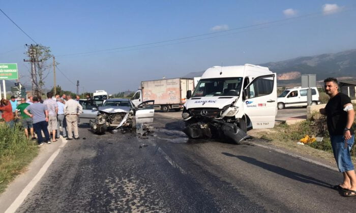 Bursa’da otomobil ve minibüs çarpıştı