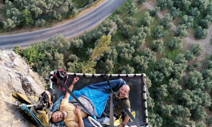 116 metrelik kayada konakladılar