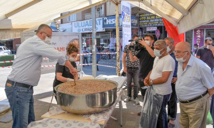 Başkan Özkan, Karacabeylilere aşure dağıttı