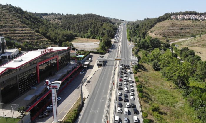 Bursa’da yolu kesip tellere bakım yaptılar