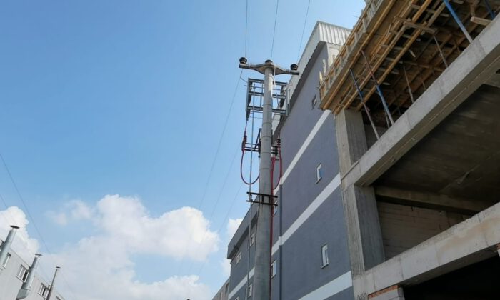 Elektrik akımına kapılan işçi yaralandı