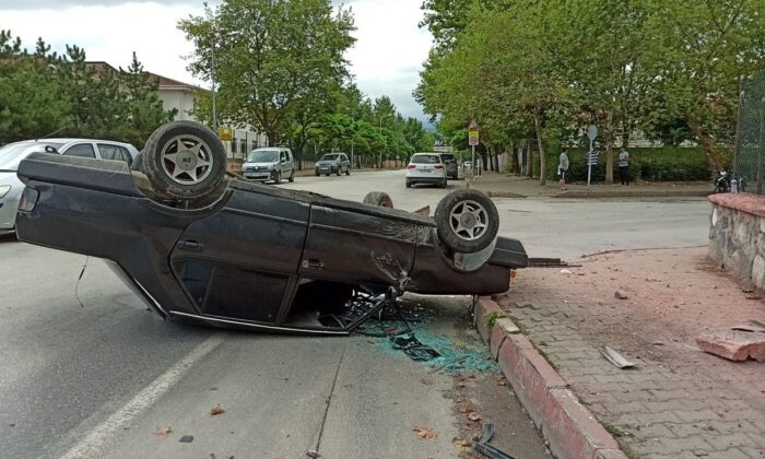 Mezarlık duvarına çarparak takla attı