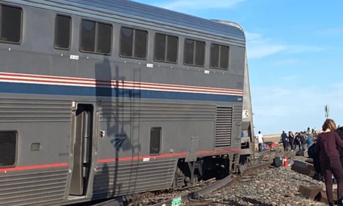 ABD’de yolcu treni raydan çıktı