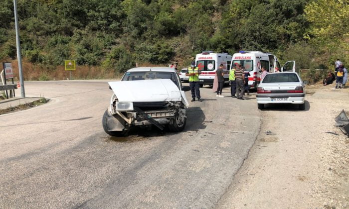 Bursa’da iki otomobil çarpıştı