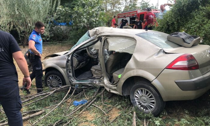 Bursa’da otomobil tarlaya uçtu