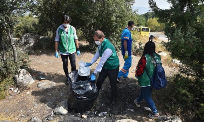 Temiz çevre için çöp topladılar