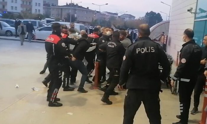 Bıçaklı kavgada 3 kişi yaralandı