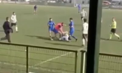 Futbolcuya kramponla saldırdı