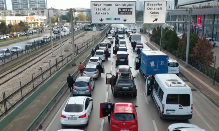 Bursa-İzmir yolunu trafiğe kapattılar