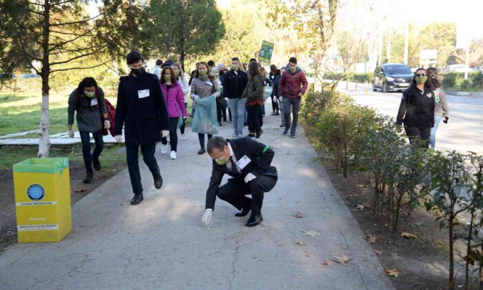 Üniversitenin gönüllüleri atıkları topladı