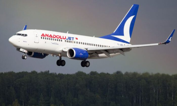 Anadolujet uçağı acil iniş yaptı