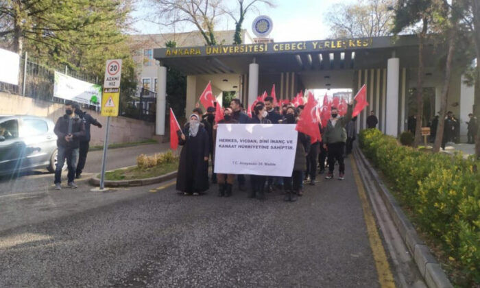 Ankara Üniversitesi’nde başörtüsü protestosu!