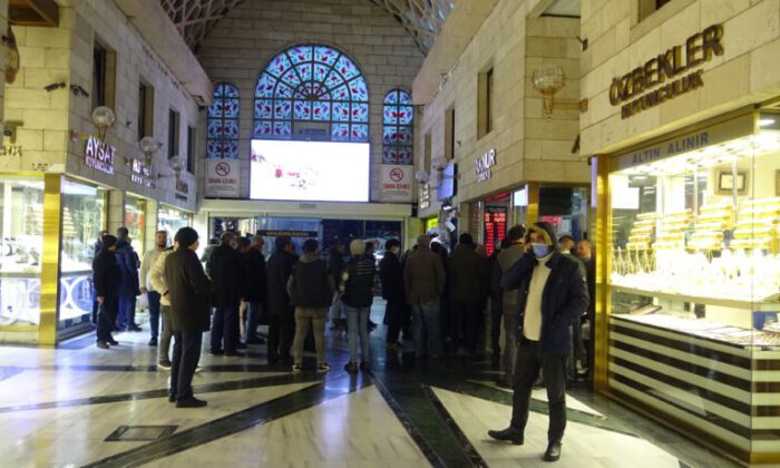 Döviz çakıldı, Bursalılar Kapalı Çarşı’ya akın etti