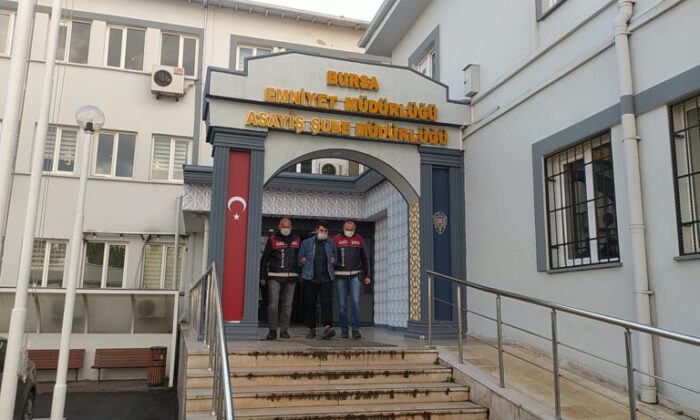 64 demir kapı çaldılar, sonunda yakalandılar