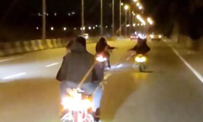 Motorlu gençlerin trafikte tehlikeli anları