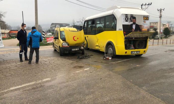 Minibüs ile ticari araç çarpıştı: 1 yaralı