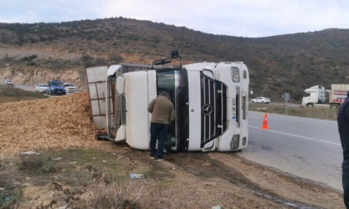 Talaş yüklü tır devrildi: 1 yaralı