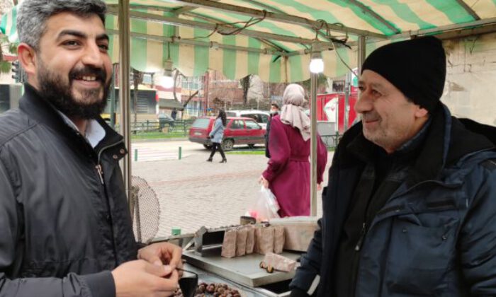 Seyyar satıcı Arapça öğrendi, işleri açıldı