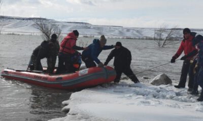 Strafordan yaptıkları botla buzlar arasında mahsur kaldılar