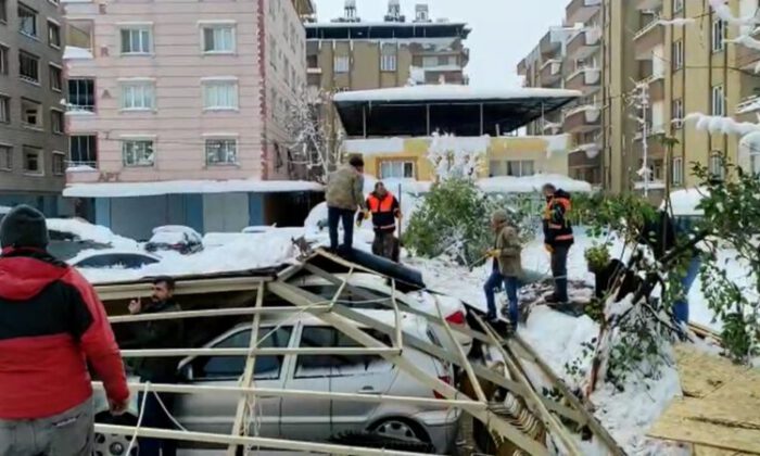 Gaziantep’te çatı çöktü, 20 araç hasar gördü