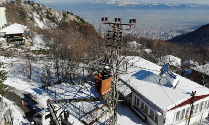 Karlı yolları aşıp kesintisiz elektrik için mücadele veriyorlar