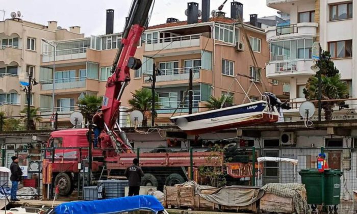 Mudanya’da limandaki tekneler battı