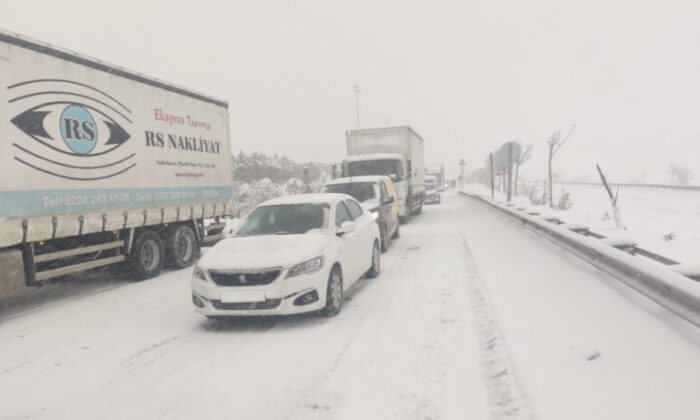 Süpürgelik’te trafik akışına kar engeli