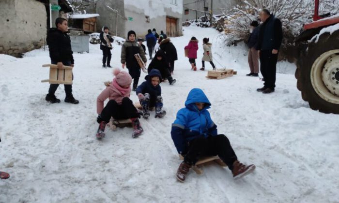 Muhtardan köydeki bütün çocuklara kızak hizmeti