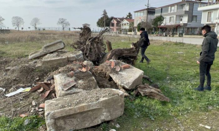 Bursa’da tarihi lahit parçalanmış halde yol kenarında bulundu