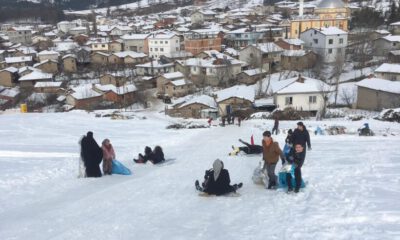 Tahta kızak ve naylonlarla kar keyfi