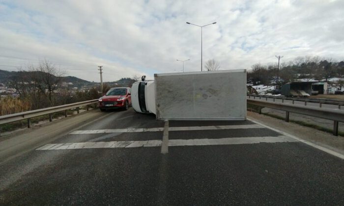 Bursa’da kamyonet devrildi, kilometrelerce araç kuyruğu oluştu