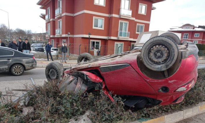 Bursa’da otomobil aydınlatma direğine çarpıp takla attı!