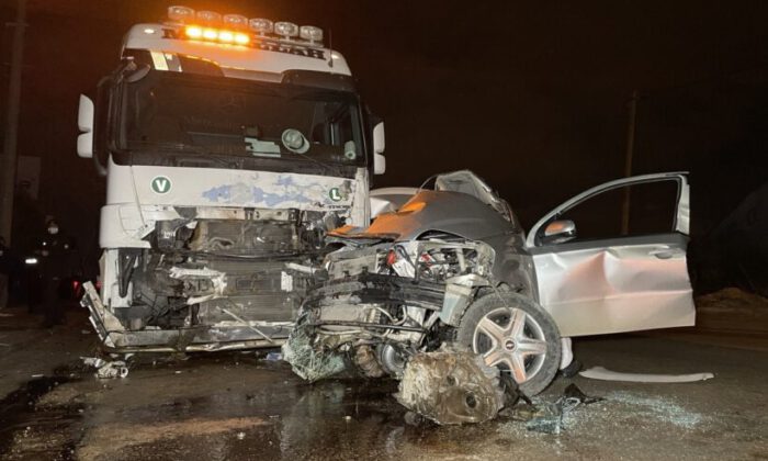 Bursa’da tırla otomobil kafa kafaya çarpıştı:1 ölü!