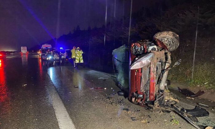 Bursa’da takla atıp araçtan fırladılar!