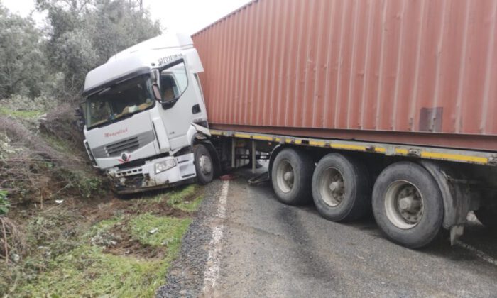 Yoldan çıkan tır trafiği kapattı