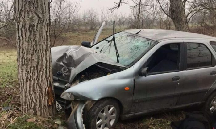 Bursa’da trafik kazası: Yoldan çıkıp ağaca çarptı