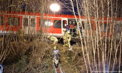 Almanya’da iki tren çarpıştı!