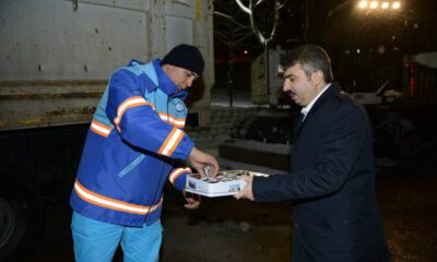 Başkan Yılmaz, kar mesaisi yapan ekibe tatlı ikram etti