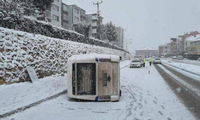 Bursa’da işçi servisi devrildi