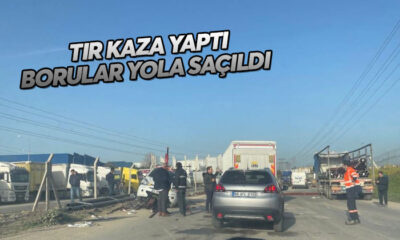 Tırdan borular anayola savruldu, araçlar kaza yaptı