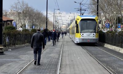 İstanbul’da tramvayın elektriği kesildi yolcular yürümek zorunda kaldı