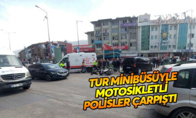 Tur minibüsüyle motosikletli trafik polisleri çarpıştı