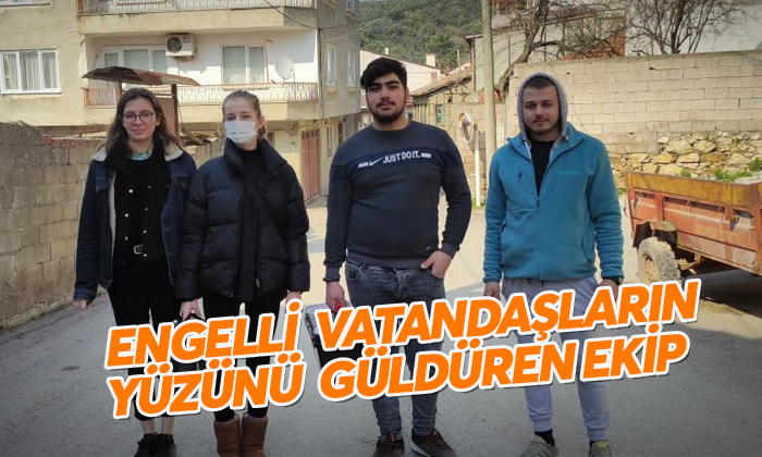 Öğrenciler köy köy gezip engellilerin saçlarını kesip boyuyor