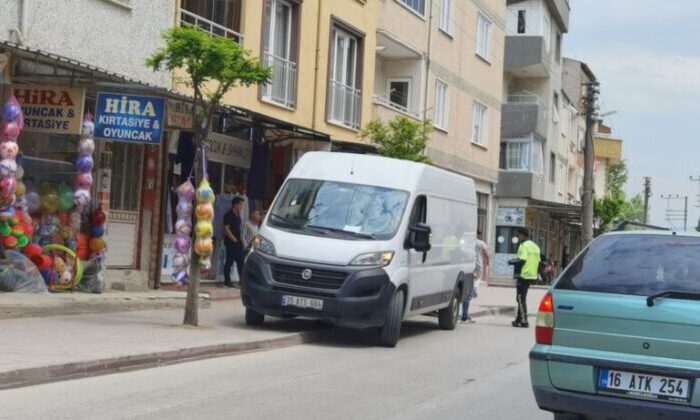 Minibüsün çocuğa çarptığı kaza kamerada