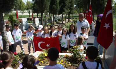 Bursa’da ilkokul öğrencilerinden şehitliğe ziyaret