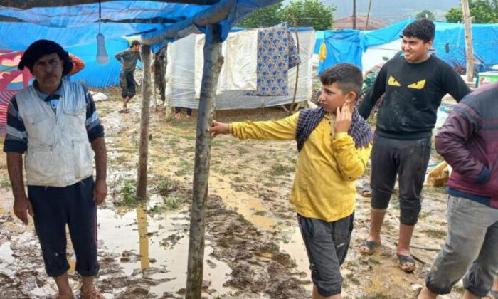 Sağanak yağışta 500 işçinin bulunduğu çadır kent sular altında kaldı