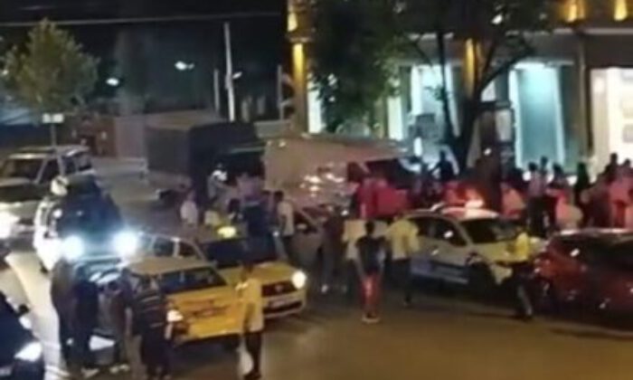 Park halindeki taksiye ve polis aracına çarpan sürücünün alkollü olduğu ortaya çıktı