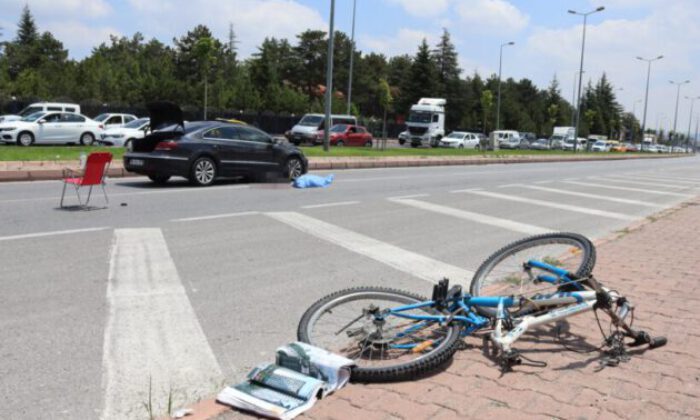 Kayseri’de feci kaza, otomobil çarptığı bisikletliyi 50 metre sürükledi