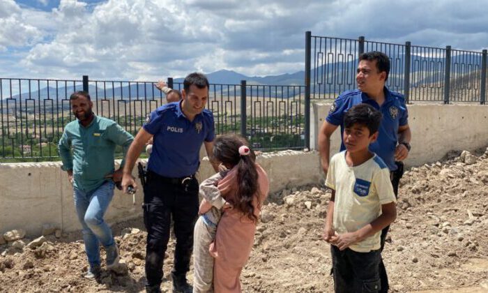 Dik yamaçta mahsur kalan çocukları polisler kurtardı