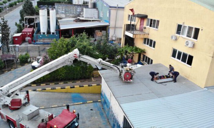 Tuzla’da babasının iş yerine gelen 13 yaşındaki çocuk, camdan sarkıp düştü